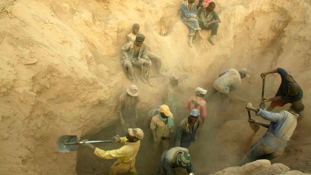 مقتل وإصابة 18 شخصاً بانهيار منجم ذهب شمال شرق السودانانهيار منجم ذهب تقليدي شمال شرق السودان يودي بعدد من الضحايا، حسب بيان الشركة السودانية للموارد المعدنية، التي حذّرت سابقاً من خطورته. فيما تكشف الإحصاءات ارتفع إنتاج الذهب إلى 64 طناً في 2024، بينما تهرب نصف الكميات عبر الحدود، وتصل معظمها إلى الإمارات عبر دول الجوار.اقرأ المقال كاملا