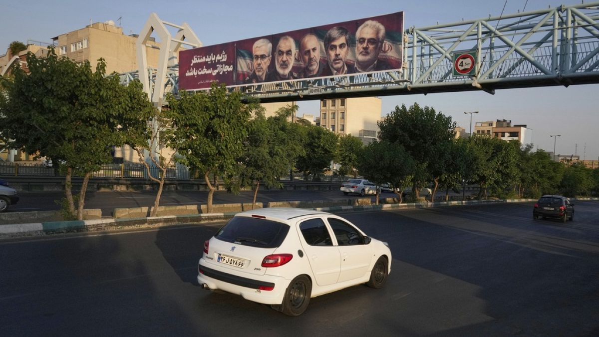 إيران تحت القصف.. غضب شعبي وتخوّف من مستقبل مجهولأثارت الضربات الجوية التي شنتها إسرائيل على مواقع داخل إيران، فجر الجمعة، حالة من الغضب والذعر بين الإيرانيين، الذين انقسمت ردود أفعالهم بين الدعوة إلى الانتقام الفوري والخشية من انزلاق البلاد إلى مزيد من الأزمات التي أنهكتها لعقود.اقرأ المقال كاملا