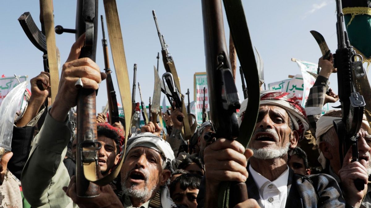 الحوثيون يدخلون على الخط: هل تتسع رقعة المواجهة بين إيران وإسرائيلمع دخول الحوثيين رسمياً في دائرة التصعيد، باتت المواجهة تتجاوز إطارها التقليدي بين طهران وتل أبيب، ما ينذر بتحولها إلى صراع إقليمي متعدد الجبهات.اقرأ المقال كاملا