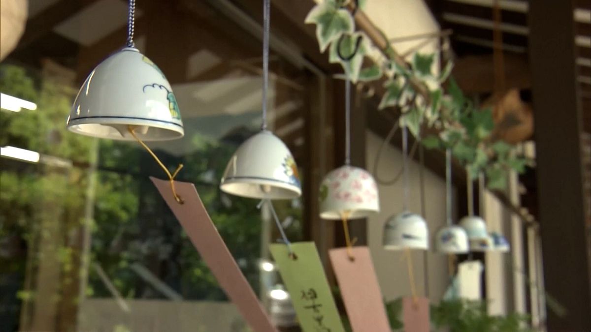 أجراس الخزف تعزف ألحان الصيف في مهرجان ساغا اليابانيأضاف المنظمون مواقع مخصصة للتصوير تتيح للزوار التقاط صورٍ للأجراس على خلفية من الغابات والأنهار، في مشهد يدمج بين الفن والطبيعة.اقرأ المقال كاملا