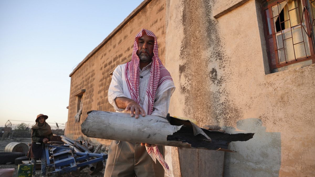 السماء السورية.. ساحة جديدة في المواجهة بين إيران وإسرائيلبعد سقوط نظام الأسد، عادت الأجواء السورية ساحة للصراع بين إيران وإسرائيل، حيث تشهد سماء المحافظات معارك جوية يومية. القصف أسفر عن خسائر بشرية ومادية، أبرزها مقتل امرأة في طرطوس. أما حكومة أحمد الشرع، فقد اكتفت بإغلاق المجال الجوي دون تعليق، فيما يطالب الأهالي بحماية وتعويضات.اقرأ المقال كاملا