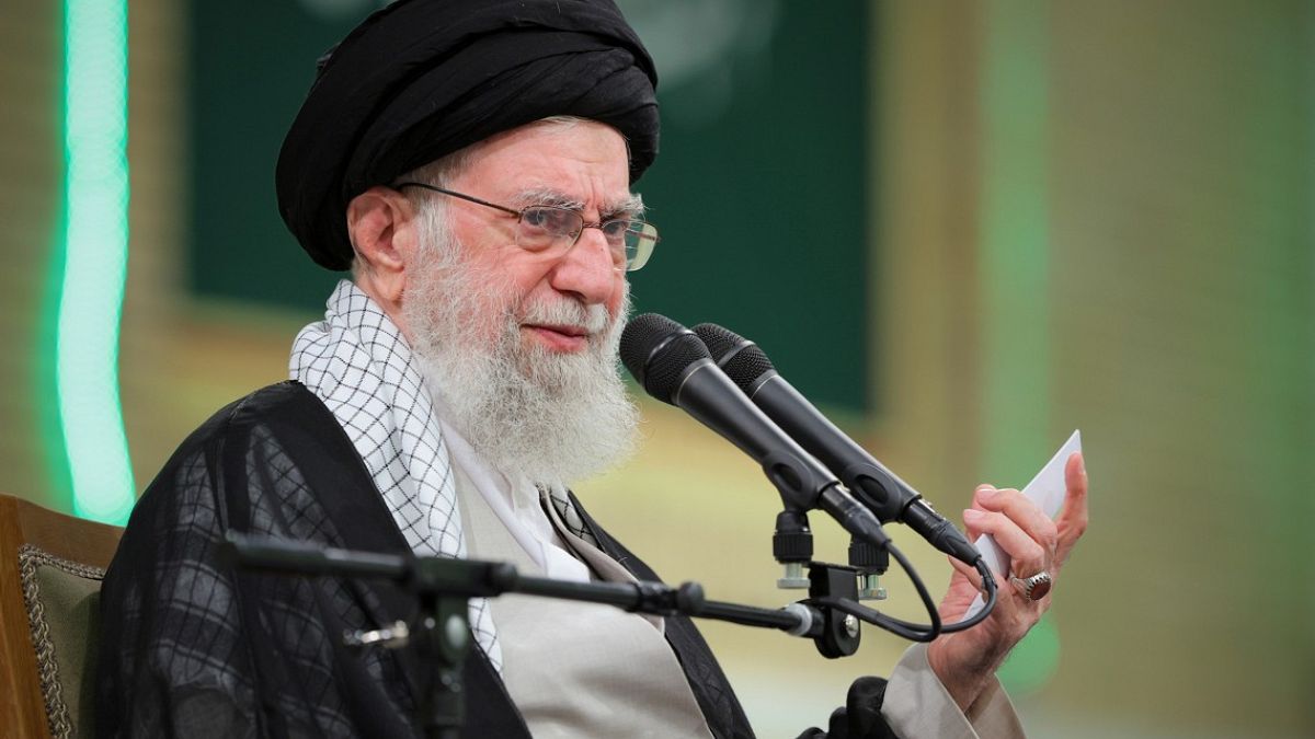 خامنئي يردّ على ترامب ويتوعّد إسرائيل: إيران لن تستسلم للغة التهديدأكد المرشد الإيراني علي خامنئي أن بلاده لن تخضع للتهديدات ولن تقبل فرض الحرب أو السلام عليها.اقرأ المقال كاملا
