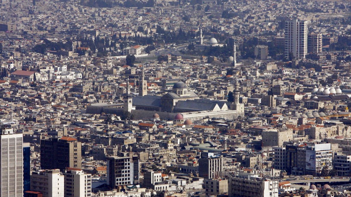 صمت دمشق أمام استهداف إسرائيل لطهران.. هل هو انكفاء الضرورة؟بينما كانت أجواء الشرق الأوسط مشحونةً بالتوتر، ومع تصاعد الدخان فوق الأراضي الإيرانية بفعل الهجوم الإسرائيلي الواسع، اختارت دمشق أن تلزم الصمت. لا تعليق رسميا، لا موقف معلنا، واكتفت فقط بإعلان مقتضب عن إغلاق مؤقت للمجال الجوي السوري.اقرأ المقال كاملا