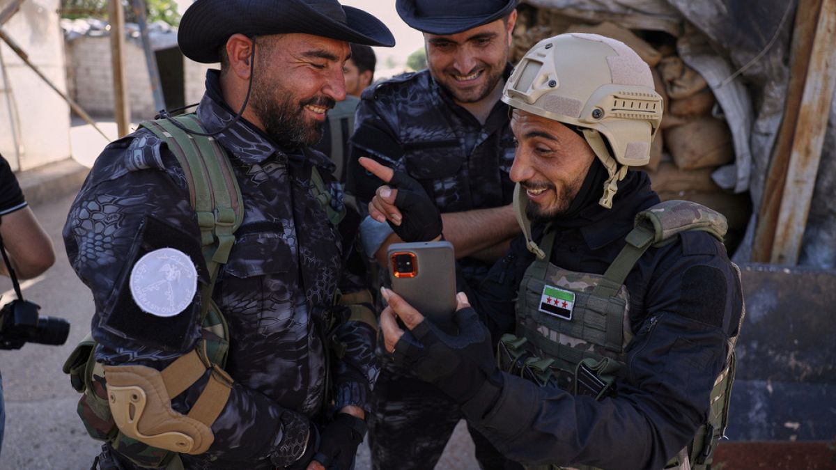 لجنة السلم الأهلي: العدالة ليست انتقاماً وحديث عن دور ضباط نظام الأسد في تحرير سورياعضو لجنة السلم الأهلي حسن صوفان يؤكد أن العدالة الانتقالية تستهدف كبار المجرمين فقط، ويشير إلى دور فادي صقر في تفكيك العقد وحل المشكلات لتحقيق المصالحة الوطنية واستعادة الاستقرار في سوريا.اقرأ المقال كاملا