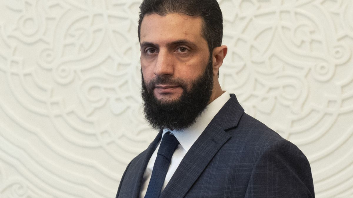 تحولات في المشهد بين سوريا وإسرائيل.. الشرع سيلتقي نتنياهو على هامش الأمم المتحدة!تتجه سوريا نحو مفاوضات غير مباشرة مع إسرائيل برعاية دولية، تشمل انسحاباً تدريجياً من الجنوب واحتمال لقاء بين الرئيس الشرع ونتنياهو في نيويورك، وسط تلميحات باتفاق سلام قبل 2025.اقرأ المقال كاملا