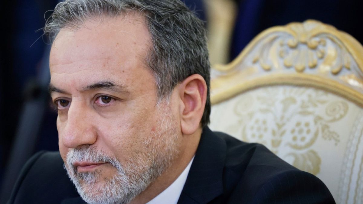 تفاصيل المقترح الأميركي الجديد حول النووي الإيراني.. ما مقابل وقف التخصيب؟ أكد وزير الخارجية الإيراني عباس عراقجي أن نظيره العماني نقل خلال زيارة قصيرة لطهران، السبت، بنود مقترح أميركي بشأن التوصل إلى اتفاق نووي بين طهران وواشنطن.اقرأ المقال كاملا