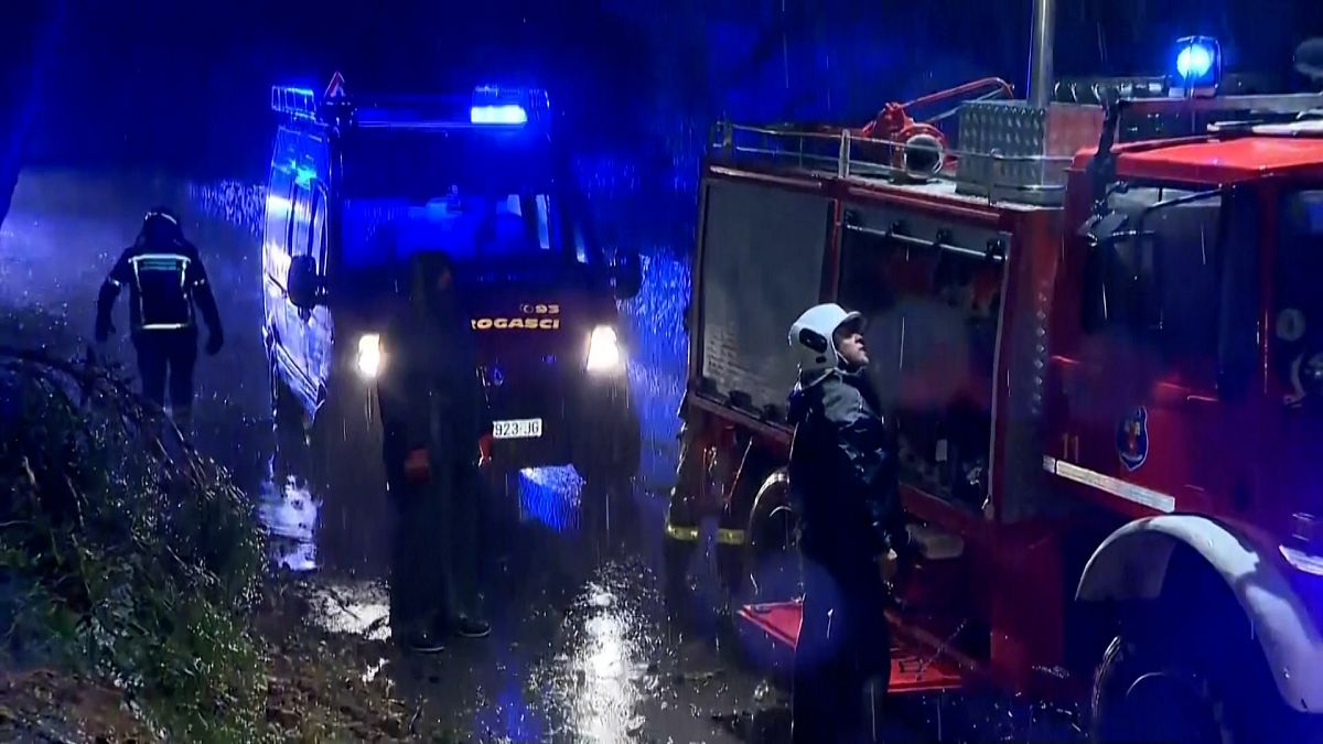 سبعة جرحى وخسائر مادية جراء عاصفة قوية ضربت الساحل الغربي لكرواتيااجتاحت عاصفة صيفية قوية أجزاء غربية من ساحل كرواتيا ليلة الاثنين، مما أدى إلى إصابة سبعة أشخاص وتسبب في أضرار واسعة النطاق في منطقة إستريا.اقرأ المقال كاملا