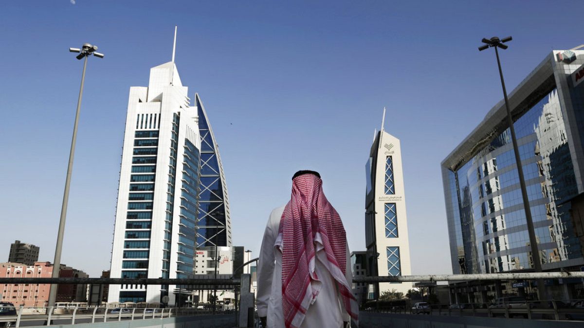 البناء يقود النمو الاقتصادي في مايو.. المستثمرون السعوديون يتجهون نحو القطاعات غير النفطيةكشف استطلاع حديث أُجري يوم الثلاثاء عن تزايد ملحوظ في الاستثمارات الخاصة بالقطاعات غير النفطية في السعودية خلال شهر مايو/ أيار الماضي، ما يشير إلى بداية تحول بارز في هيكلة اقتصاد المملكة التي ارتفع عجزها المالي بشكل ملحوظ.اقرأ المقال كاملا