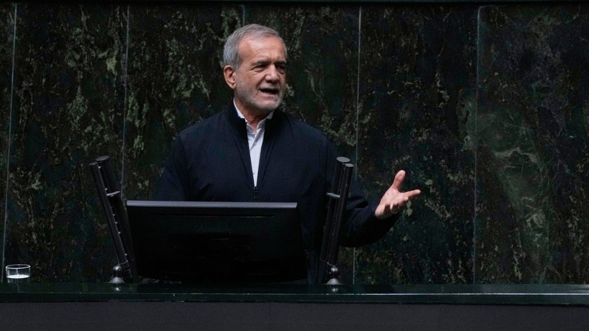 عاجل.
    الرئاسة المصرية: السيسي أكد في اتصال هاتفي مع بزشكيان أهمية تجنب التصعيد في المنطقةعلى وقع التصعيد مع واشنطن وتل أبيب، يكثف الرئيس الإيراني مسعود بزشكيان جهوده الدبلوماسية عبر سلسلة من الاتصالات الإقليمية. فقد ذكرت الرئاسة المصرية أن الرئيس عبد الفتاح السيسي تواصل مع الأخير وشدد على أهمية تجنب التصعيد في المنطقة.اقرأ المقال كاملا
