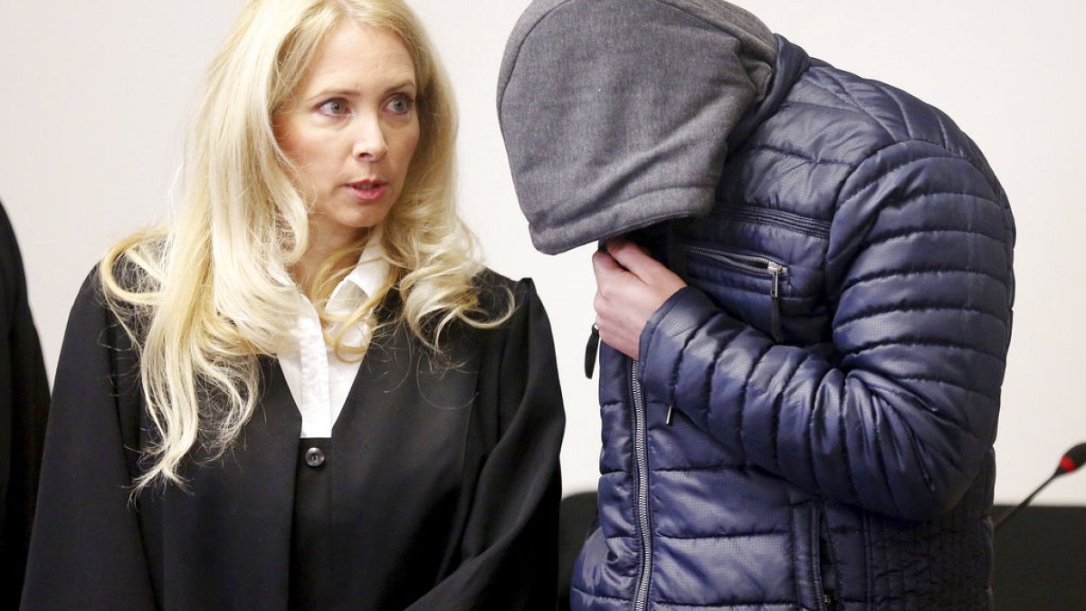ألمانيا: المؤبد لطبيب سوري متهم بارتكاب جرائم حرب في سورياحكمت محكمة ألمانية بالسجن المؤبد على طبيب سوري لإدانته بتعذيب معتقلين وقتله اثنين منهم في سوريا خلال السنوات الأولى للحرب الأهلية.اقرأ المقال كاملا