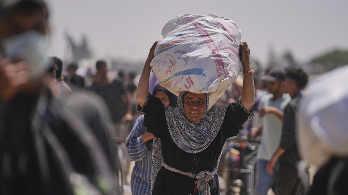 غزة.. مقتل 40 فلسطينيا في يوم واحد معظمهم قرب نقطة توزيع مساعدات غذائيةقتل 40 فلسطينيًا في هجوم إسرائيلي استهدف عدة مناطق بغزة، بينها نقطة توزيع مساعدات غذائية، فيما أدانت حركة حماس الحادثة واعتبرتها تصعيداً يستغل المساعدات الإنسانية كوسيلة للضغط.اقرأ المقال كاملا