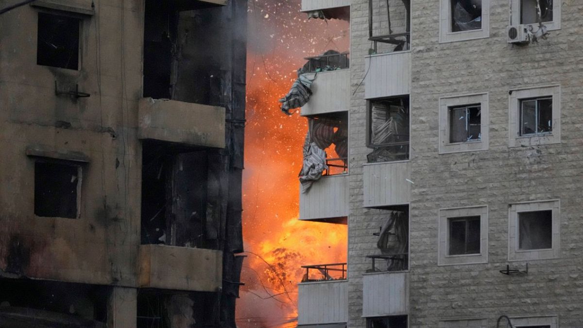 جنوب لبنان: قتيل وثلاثة جرحى في غارة إسرائيلية خرقت وقف إطلاق النار مجدداًقُتل شخص وأُصيب ثلاثة آخرون في غارة جوية إسرائيلية استهدفت بلدة بيت ليف جنوب لبنان، وفق ما أعلنت وزارة الصحة اللبنانية.اقرأ المقال كاملا
