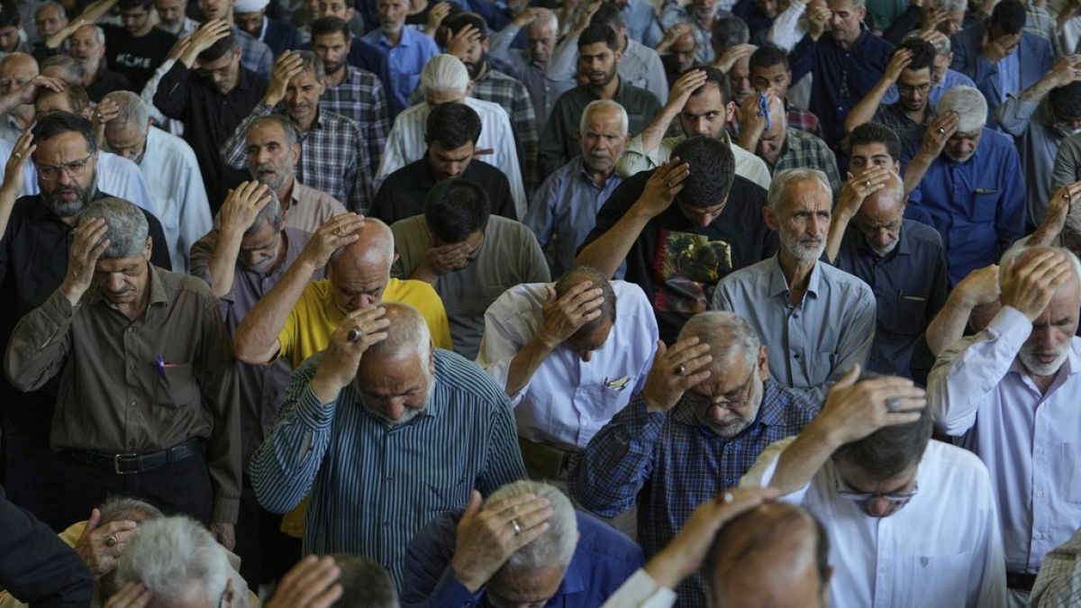 إيران والاختراق الأمني: كيف حوّل "الموساد" طهران إلى ملعب استخبارتي؟في ظل هلع أمني عميق، نفذت إيران إعدام متهم بالتجسس لـ"الموساد"، ضمن حملة كشفت عن اختراق استخباري واسع. الموساد، بدعم إقليمي وتكنولوجيا متطورة، غرس شبكة عملاء داخل النظام، ما زعزع الثقة وأدى إلى تطهيرات واسعة في الحرس الثوري.اقرأ المقال كاملا