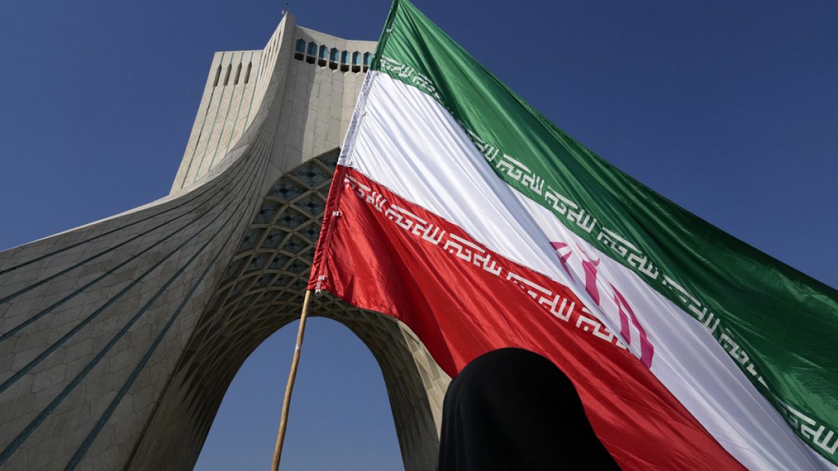 إيران: مجلس صيانة الدستور يقر قانون تعليق التعاون مع الوكالة الذريةصادق مجلس صيانة الدستور في إيران على قانون يقضي بتعليق التعاون مع الوكالة الدولية للطاقة الذرية، في خطوة تصعيدية تأتي على خلفية المواجهة الأخيرة مع إسرائيل، التي تسعى لمنع طهران من تطوير سلاح نووي.اقرأ المقال كاملا