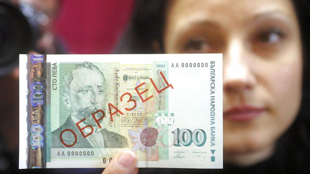 احتجاجات في بلغاريا رفضًا للانضمام إلى منطقة اليورو: نريد الحفاظ على عملتنا الوطنيةجعلت الحكومة البلغارية الجديدة، التي تشكلت الشهر الماضي، من عضوية منطقة اليورو أولوية رئيسية. وتريد أحزاب المعارضة إجراء استفتاء.اقرأ المقال كاملا