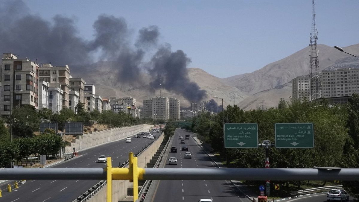 اختراق أمني حتى النخاع؟ الإعدام شنقا بحق إيراني متهم بالتجسس لصالح الموسادعلى ضوء التصعيد بين طهران وتل أبيب، أعلنت السلطات القضائية الإيرانية أنها أعدمت المدعو إسماعيل فكري، بعدما ثبت "تورطه" في التجسس لصالح جهاز الاستخبارات الإسرائيلي "الموساد" عام 2023.اقرأ المقال كاملا