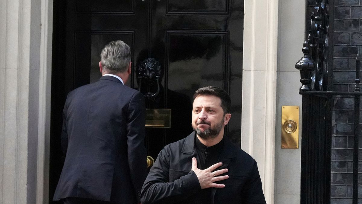 زيلينسكي يطالب الناتو بدعم الصناعة الدفاعية الأوكرانية قبيل قمة لاهايالرئيس الأوكراني فولوديمير زيلينسكي يحث دول الناتو على دعم الصناعة الدفاعية الأوكرانية قبيل قمة لاهاي، في وقت تسعى فيه الدول الأعضاء إلى رفع هدف الإنفاق العسكري إلى 5% من الناتج المحلي الإجمالي.اقرأ المقال كاملا