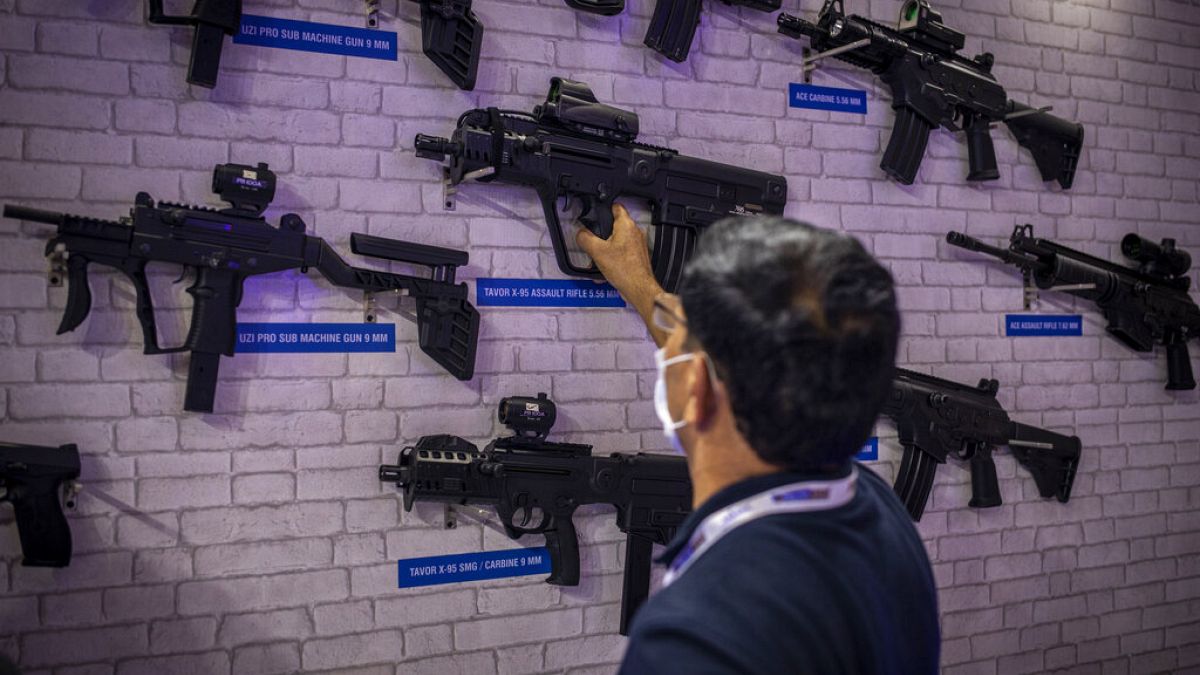 إسرائيل تحقّق رقمًا قياسيًا في صادراتها الدفاعية: 14.7 مليار دولار رغم "الفترات الصعبة"أعلنت وزارة الدفاع الإسرائيلية أن صادرات الدفاع الإسرائيلية سجلت رقمًا قياسيًا جديدًا في عام 2024، حيث بلغت قيمتها 14.7 مليار دولار.اقرأ المقال كاملا