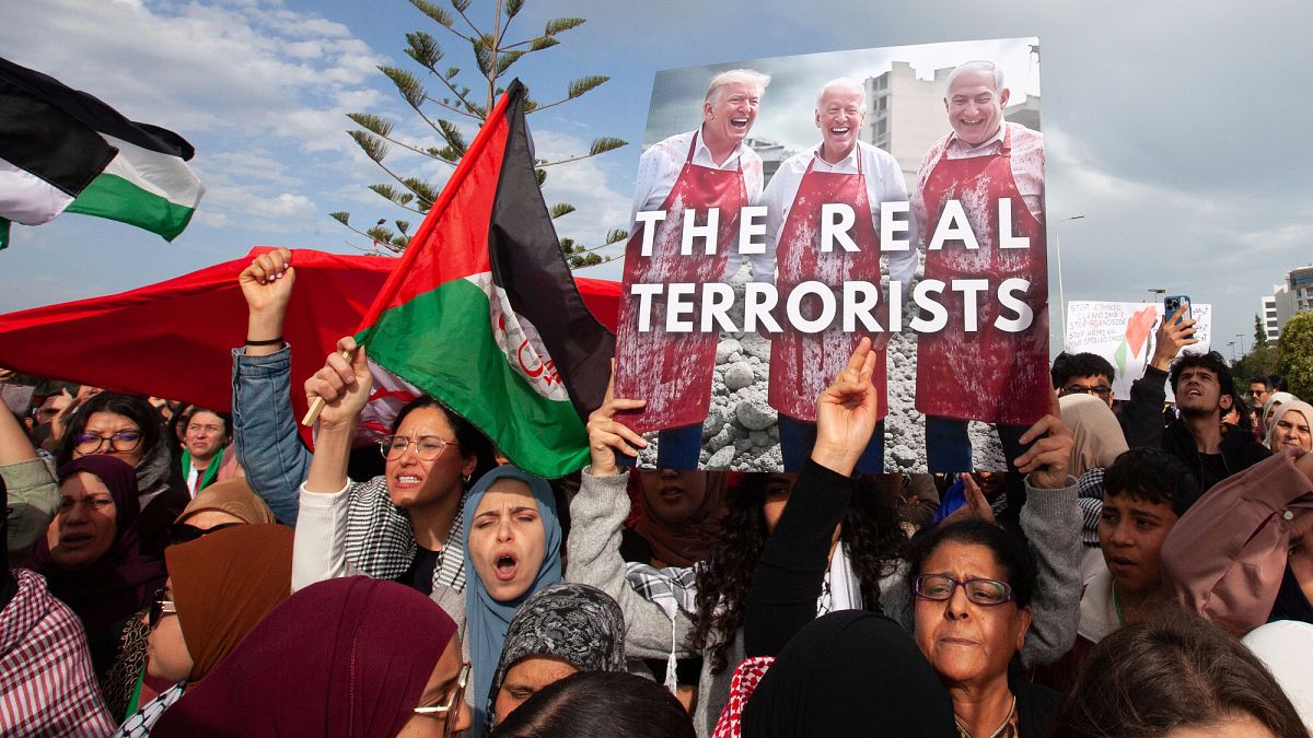 من تونس إلى غزة.. "قافلة الصمود" تنطلق للمطالبة بفكّ الحصار الإسرائيلي عن القطاعمن المقرر أن تعبر قافلة الحافلات والسيارات كلًّا من تونس وليبيا ومصر، قبل أن تصل إلى معبر رفح الحدودي، الذي بقي مغلقًا منذ أن سيطر الجيش الإسرائيلي على الجانب الفلسطيني منه في أيار/مايو 2024.اقرأ المقال كاملا