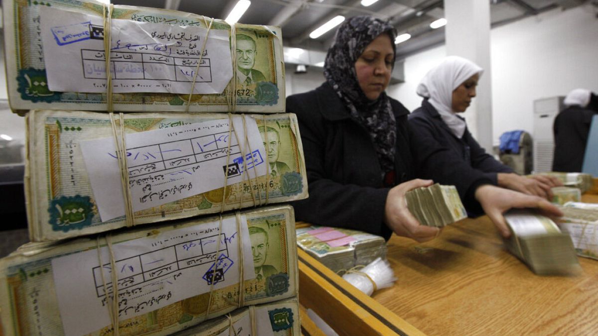شح السيولة في سوريا.. طوابير لا نهاية لها لاستلام رواتب زهيدةتعاني سوريا من أزمة شح سيولة حادة تفاقم معاناة المواطنين، حيث يواجه الموظفون صعوبات في استلام رواتبهم بسبب نقص النقد وتعطل الصرافات، فيما يلجأ كثيرون للسوق السوداء لتحويل الأموال بديلاً عن القنوات الرسمية المُقيّدة والمشددة.اقرأ المقال كاملا