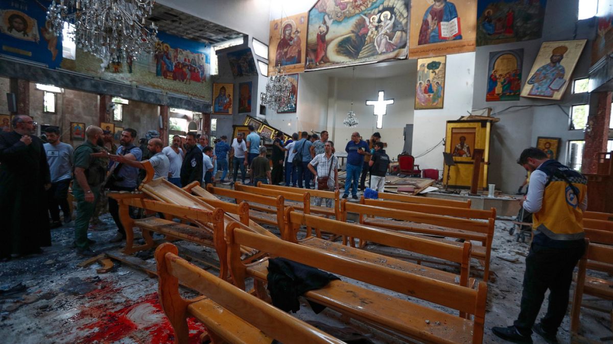 عاجل.
    مقتل وإصابة 72 شخصاً بتفجير انتحاري بكنيسة في دمشق والداخلية السورية تتهم داعشفي أول تفجير إرهابي بعد سقوط نظام الأسد، استهدف انتحاري كنيسة مار إلياس بدمشق، ما أسفر عن مقتل 20 شخصا وإصابة 52. وقد وجهت الداخلية السورية أصابع الاتهام لـ"داعش" وتوعدت بملاحقة الفاعلين.اقرأ المقال كاملا