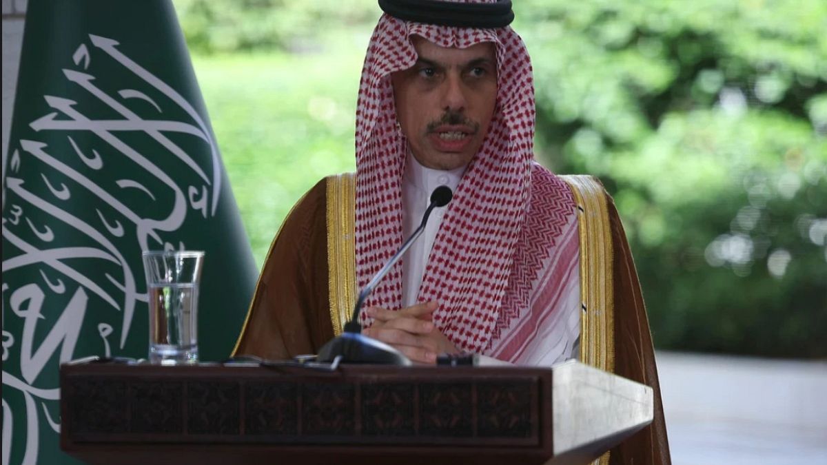وزير الخارجية السعودي: رفض إسرائيل زيارة الوفد العربي إلى الضفة الغربية تجسيد لرفضها السلامرغم هذه العراقيل، شدد بن فرحان على أن اللجنة الوزارية المنبثقة عن القمة العربية الإسلامية الاستثنائية ستواصل جهودها الدبلوماسية لحشد الدعم الدولي من أجل حل الدولتين.اقرأ المقال كاملا