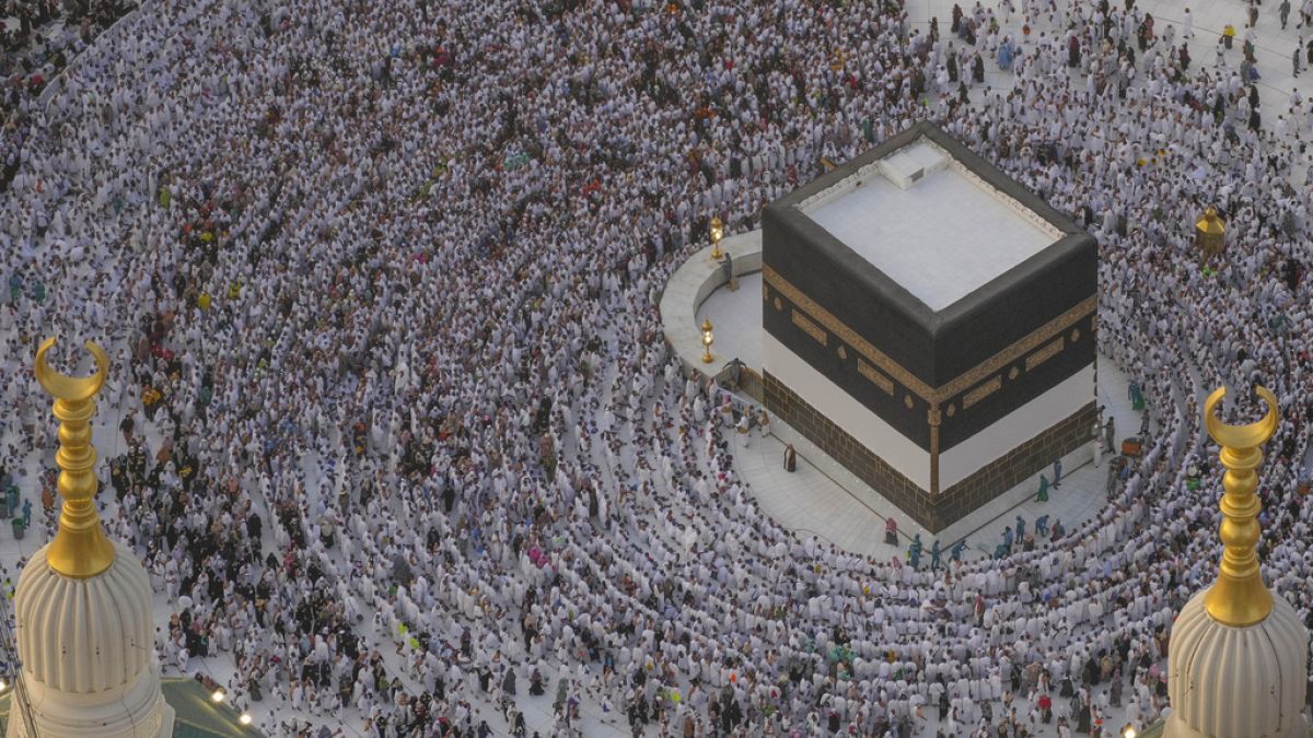 في مشهد مهيب.. مسيّرات تصوّر آلاف المسلمين وهم يطوفون حول الكعبة في ختام مناسك الحجفي مشهد مهيب يوثّق واحدة من أعظم الشعائر الدينية، أظهرت مشاهد جوية التُقطت عبر طائرات مسيّرة آلاف الحجاج وهم يطوفون حول الكعبة المشرفة في مكة المكرمة، خلال الأيام الأخيرة من موسم الحج لهذا العام.اقرأ المقال كاملا