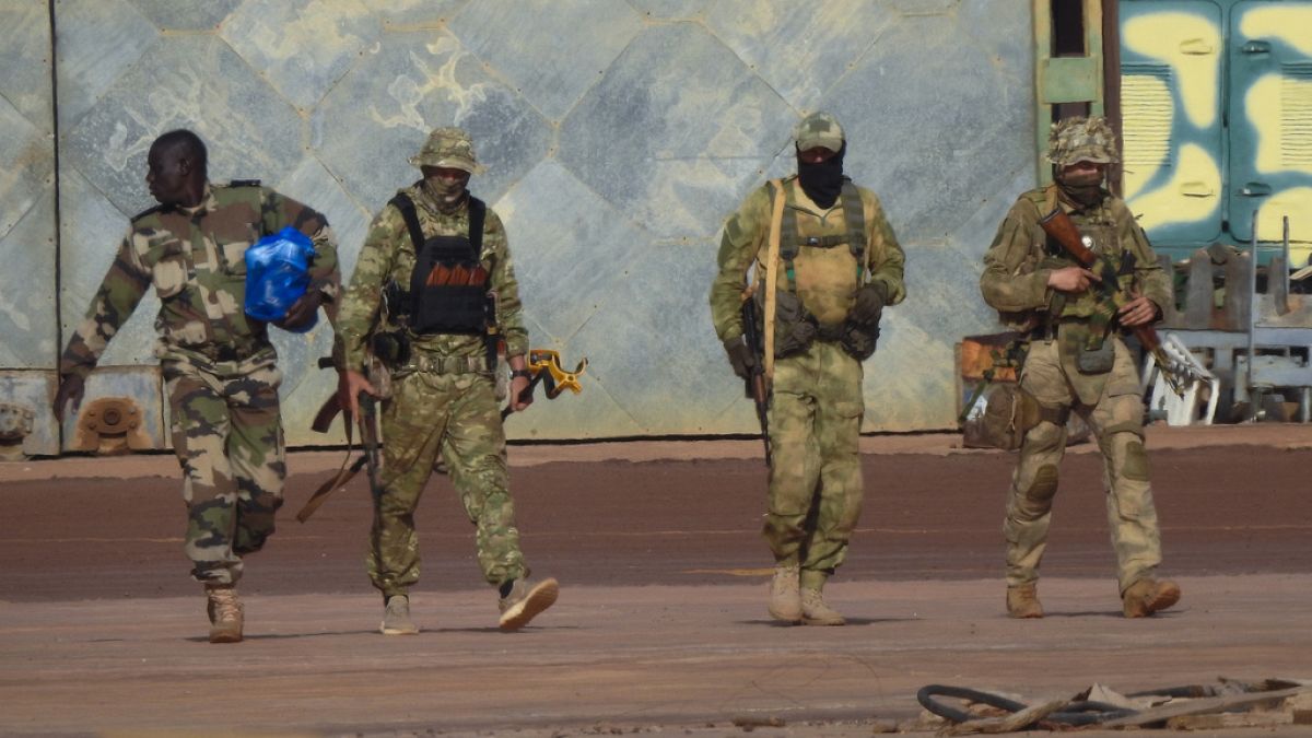 فظائع في الظل.. كيف تمددت فاغنر في إفريقيا على أنقاض القانون الدولي؟في ظل تراجع الحضور الغربي العسكري من منطقة الساحل الإفريقي، وسّعت روسيا نفوذها عبر تعزيز التعاون الأمني مع عدد من الدول الإفريقية من خلال شبكة من المرتزقة والأعمال الخاصة المرتبطة بمجموعة "فاغنر"، التي صنّفتها وزارة الخارجية الأميركية كـ"منظمة إجرامية عابرة للحدود".اقرأ المقال كاملا
