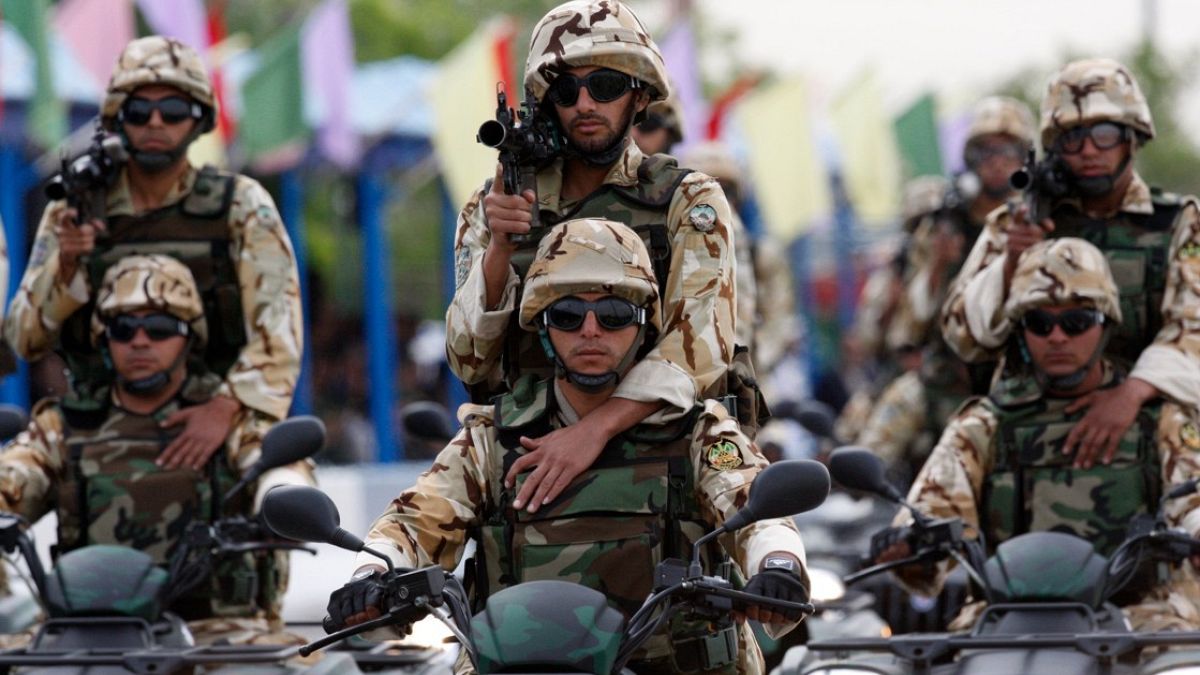 إصبع طهران على الزناد: هذه خطة إيران لمواجهة حرب محتملة مع أميركاتتزايد المؤشرات على اتساع رقعة الحرب في الشرق الأوسط، مع ترقب دولي حذر لاحتمال انخراط أميركي مباشر.اقرأ المقال كاملا