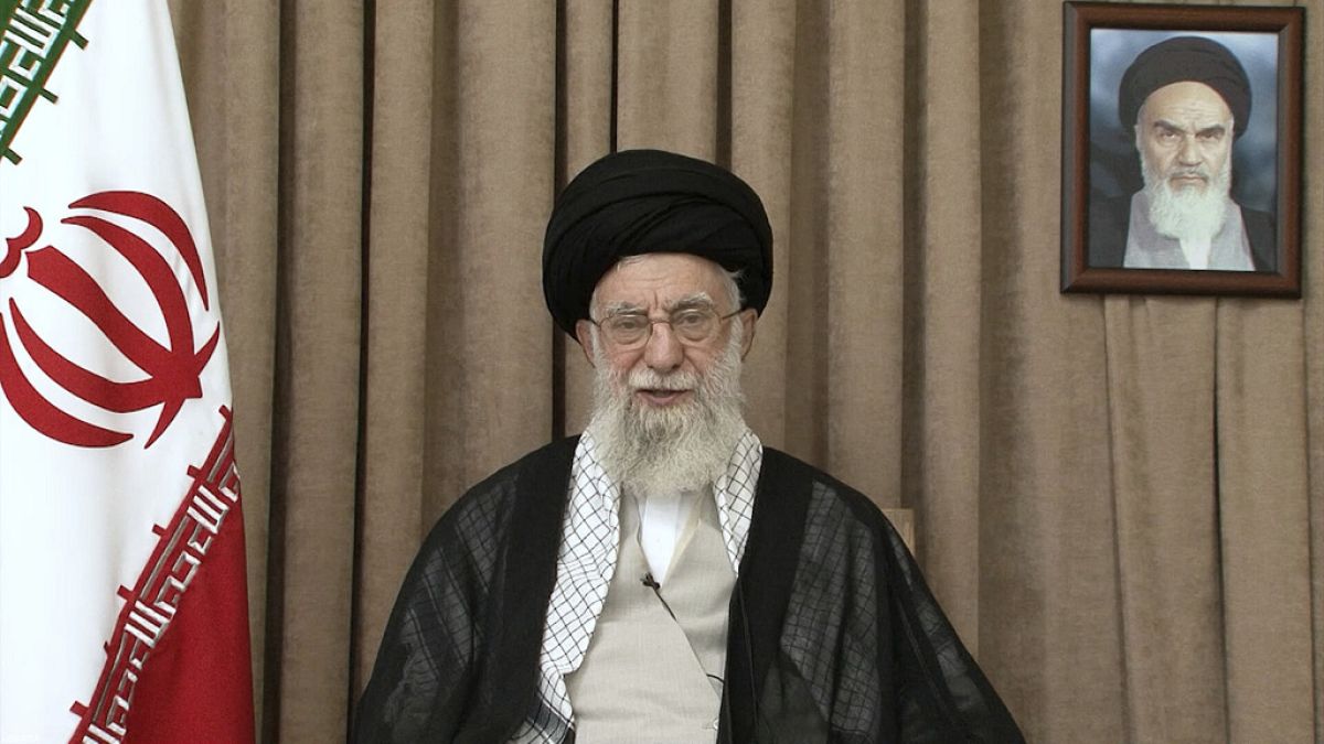 خامنئي وحقبة ما بعد الحرب.. كيف سيتعامل المرشد الإيراني مع تغيرات المنطقة؟بعد عقود من قيادته للجمهورية الإسلامية، يجد المرشد الإيراني علي خامنئي نفسه في مواجهة تساؤلات داخلية وخارجية حول مستقبله السياسي وقدرته على التعامل مع التحديات التي فرضتها المواجهة الأخيرة مع إسرائيل.اقرأ المقال كاملا