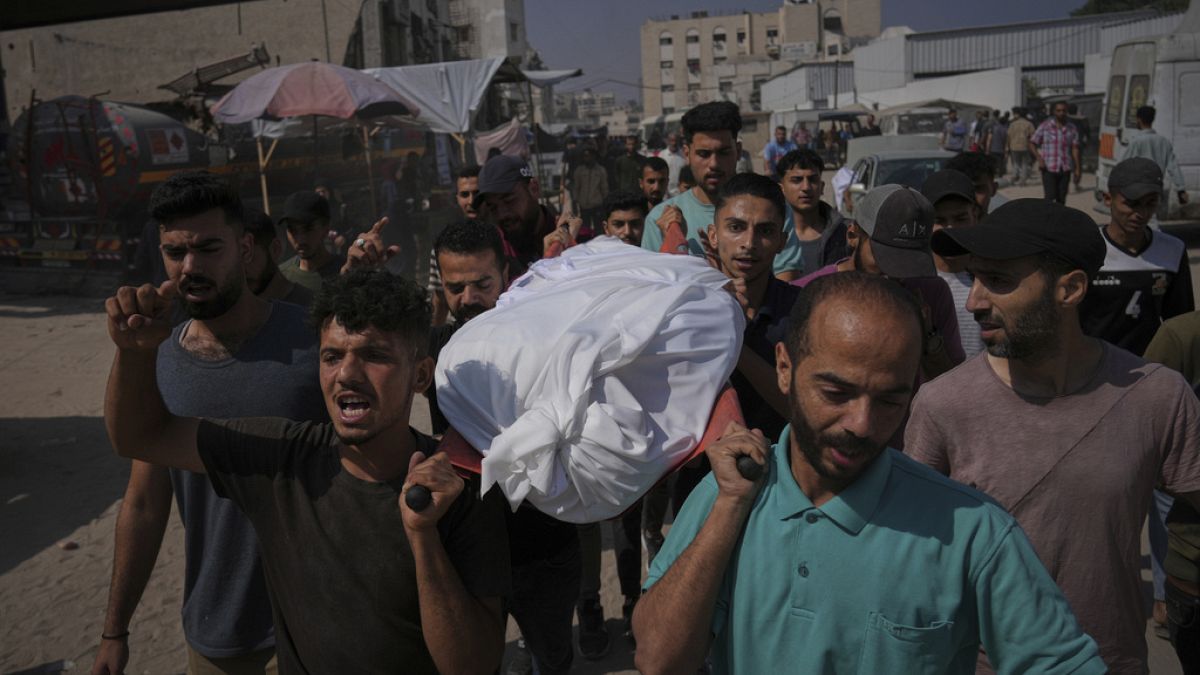 غزة.. تشييع 19 فلسطينياً قضوا في قصف إسرائيلي على خيام للنازحين بخان يونسشيع سكان خان يونس، جنوب قطاع غزة، ضحايا غارة إسرائيلية استهدفت خياماً للنازحين، وأودت بحياة 19 شخصاً، بحسب مصادر طبية.اقرأ المقال كاملا