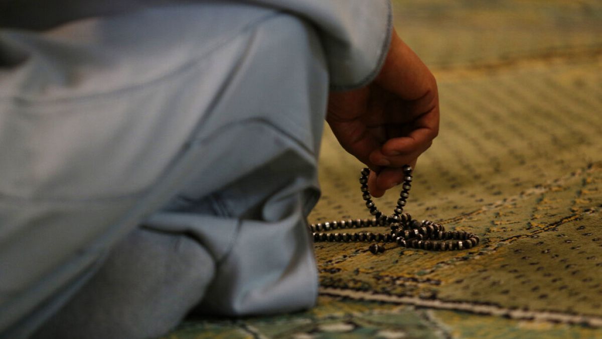 انطلاق محاكمة أخطر خلية يمينية متطرفة في فرنسا خططت لقتل مئات المسلمينفي مشهد يعيد فتح جراح الذاكرة الفرنسية حول تصاعد العنف اليميني، بدأت يوم الثلاثاء في باريس محاكمة 16 شخصًا يُشتبه بانتمائهم إلى منظمة يمينية متطرفة تُعرف باسم "حركة قوات العمليات" (Action des Forces Opérationnelles – AFO)، وذلك بعد اتهامهم بالتخطيط لتنفيذ سلسلة هجمات إرهابية ضد المسلمين في فرنسا.اقرأ المقال كاملا