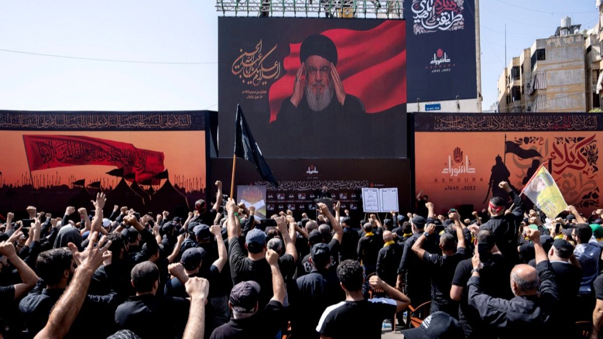 أول موسم عاشوراء دون نصرالله.. شيعة لبنان يستعدون لإحياء المناسبة بتحدّ وخيام وسط الركام في ساعة الذروة الصباحية، كانت طرقات بيروت تضج بزحمة السيارات، فيما بدت الضاحية الجنوبية نابضة بالحياة، وعشية ذكرى عاشوراء، التي تحلّ هذا العام في ظل غياب الأمين العام السابق لحزب الله حسن نصرالله، يخيّم شعور مختلف على المكان.اقرأ المقال كاملا