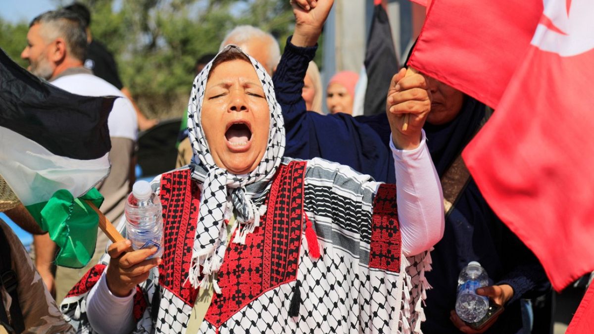 الطريق الى غزة .. طرابلس تستقبل "قافلة الصمود" فهل تصل فعلا إلى وجهتها؟تواصل "قافلة الصمود" التي انطلقت من تونس، مسارها باتجاه قطاع غزة في محاولة شعبية عربية لكسر الحصار وإيصال رسالة تضامن إنساني مع الفلسطينيين، بمشاركة أكثر من ألف ناشط من دول المغرب العربي.اقرأ المقال كاملا