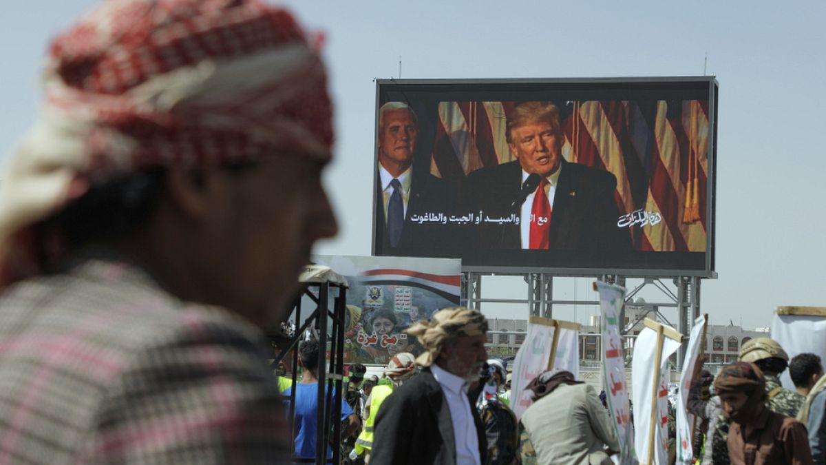الحوثيون يهددون باستهداف السفن الأمريكية في البحر الأحمر حال مشاركتها في أي هجوم على إيرانأعلنت جماعة أنصار الله الحوثيين استعدادها لاستهداف السفن الأمريكية في البحر الأحمر حال مشاركتها في هجوم على إيران، رغم التفاهم السابق مع واشنطن برعاية عمانية بوقف الهجمات مقابل وقف الضربات الجوية.اقرأ المقال كاملا