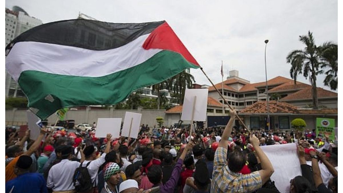 تظاهرة في ماليزيا دعماً لإيران وفلسطين ورفضاً للدعم الأميركي لإسرائيلخرج عشرات الماليزيين في تظاهرة حاشدة أمام السفارة الأميركية في كوالالمبور، رفضاً للدعم الأميركي لإسرائيل وتضامناً مع فلسطين وإيران. ورفع المحتجون شعارات تُندد بالاحتلال الإسرائيلي وتُحذر من مؤامرة أميركية قد تفجّر حرباً عالمية ثالثة.اقرأ المقال كاملا