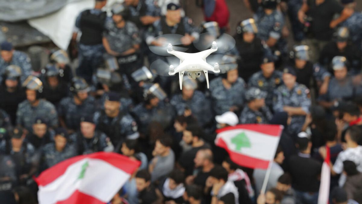سماء لبنان محاصرة… المسيّرات الإسرائيلية تُبقي البلاد تحت ضغط نفسي دائمفي تقرير نُشر بصحيفة الفايننشال تايمز البريطانية تحت عنوان "لبنان تحت حصار الطائرات المسيرة"، ترصد الكاتبة راية جلبي ملامح حرب غير معلنة يعيشها اللبنانيون منذ أشهر، عنوانها الأبرز طائرات الاستطلاع الإسرائيلية التي لا تفارق سماء البلاد، رغم الإعلان عن وقف إطلاق النار في 27 نوفمبر/تشرين الثاني الماضي.اقرأ المقال كاملا