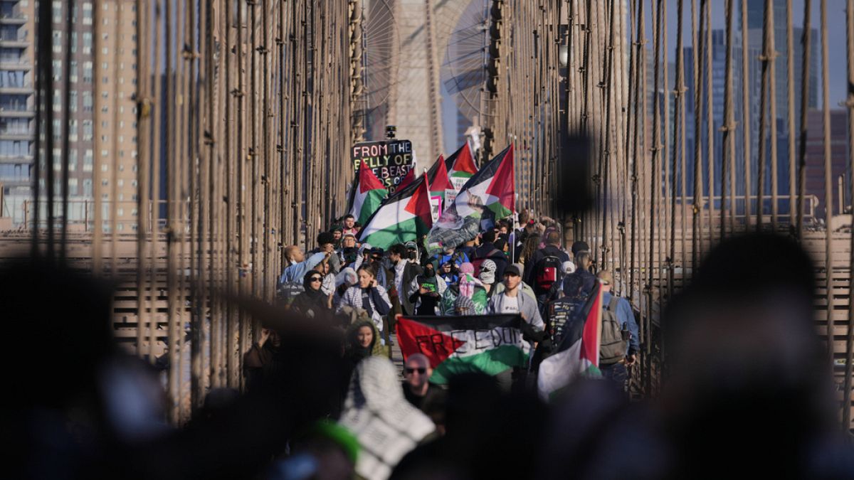 ضربات إسرائيل على إيران تُربك مؤتمر "حل الدولتين" تلقت المساعي الفرنسية لعقد مؤتمر دولي لإحياء حل الدولتين ضربة قاسية بعد الهجوم الإسرائيلي الواسع على أهداف إيرانية، ما ألقى بظلال قاتمة على جهود دبلوماسية كانت تأمل باريس من خلالها في تحريك المياه الراكدة في ملف الصراع الفلسطيني-الإسرائيلي.اقرأ المقال كاملا