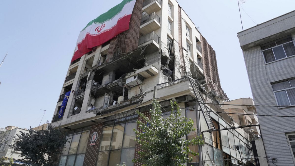 خلافات حادة في واشنطن بعد تسريب تقرير تقييم الضربات على منشآت إيران النوويةفي تصعيد جديد للأزمة النووية بين إيران والولايات المتحدة، فجرت تسريبات استخباراتية خلافات حادة داخل الأوساط السياسية والأمنية في واشنطن، بلغت حدّ توجيه اتهامات بـ"الخيانة" على خلفية الكشف عن تقييمات سرّية بشأن آثار الضربات الأميركية الأخيرة على منشآت نووية إيرانية.اقرأ المقال كاملا