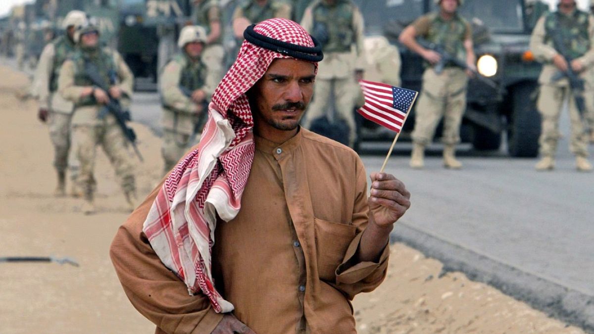 من البحرين الى الإمارات.. تعرّف إلى خريطة الانتشار العسكري الأميركي في الشرق الأوسط تحتفظ الولايات المتحدة بوجود عسكري واسع في الشرق الأوسط يشمل قواعد استراتيجية ضمن إشراف القيادة المركزية الأميركية (سنتكوم).اقرأ المقال كاملا