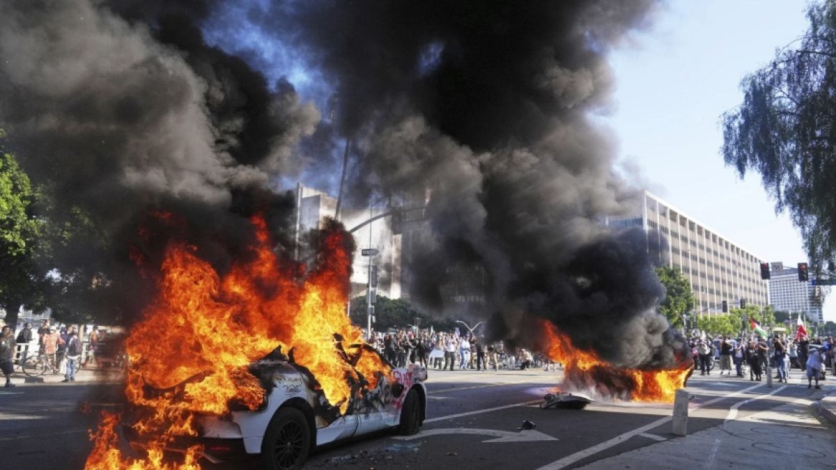 الأمم المتحدة تنتقد الأوضاع في لوس أنجلس: لا نريد مزيدًا من العسكرةتستمر حالة التوتر في المدينة، وسط احتجاجات حاشدة على مداهمات تنفّذها سلطات الهجرة، ضمن حملة أوسع تستهدف المهاجرين غير النظاميين، في وقت تتصاعد فيه الانتقادات لسلوك الإدارة الأميركية تجاه ملف الهجرة.اقرأ المقال كاملا