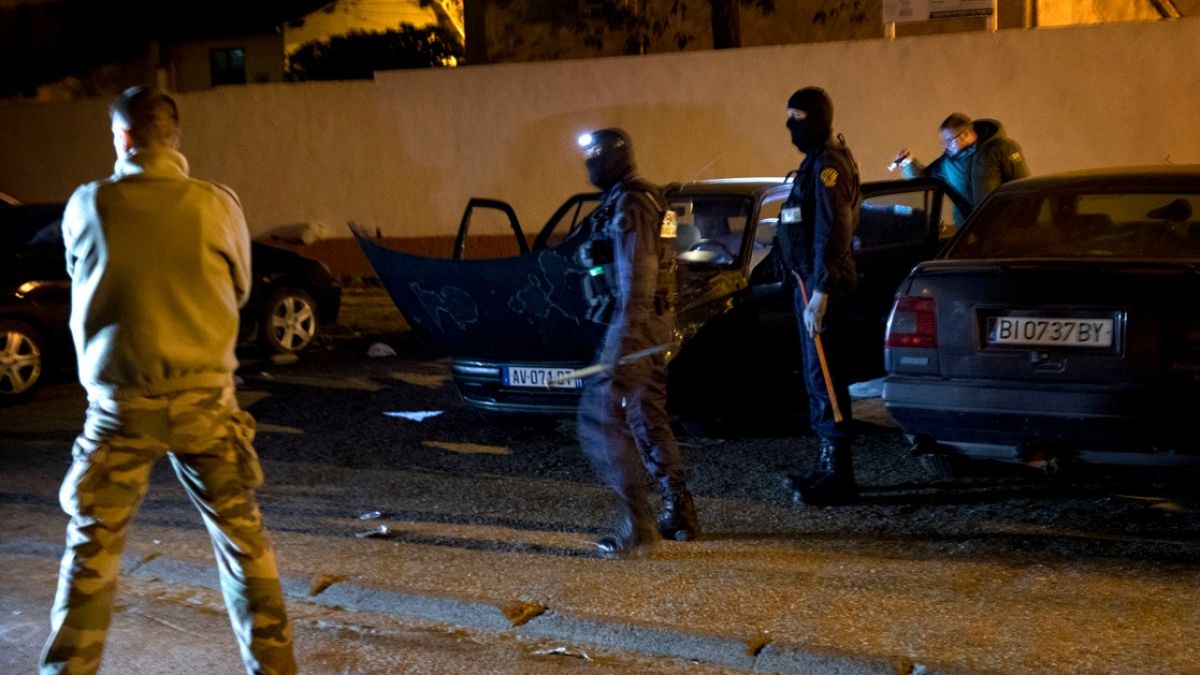 بخمس رصاصات.. فرنسي يقتل جاره التونسي والشرطة تحقق بدافع عنصريالمشتبه به، البالغ من العمر 53 عامًا، فرّ من مكان الحادثة مستخدمًا سيارته، قبل أن تتمكن الشرطة من توقيفه على مسافة قريبة من موقع الهجوم.اقرأ المقال كاملا