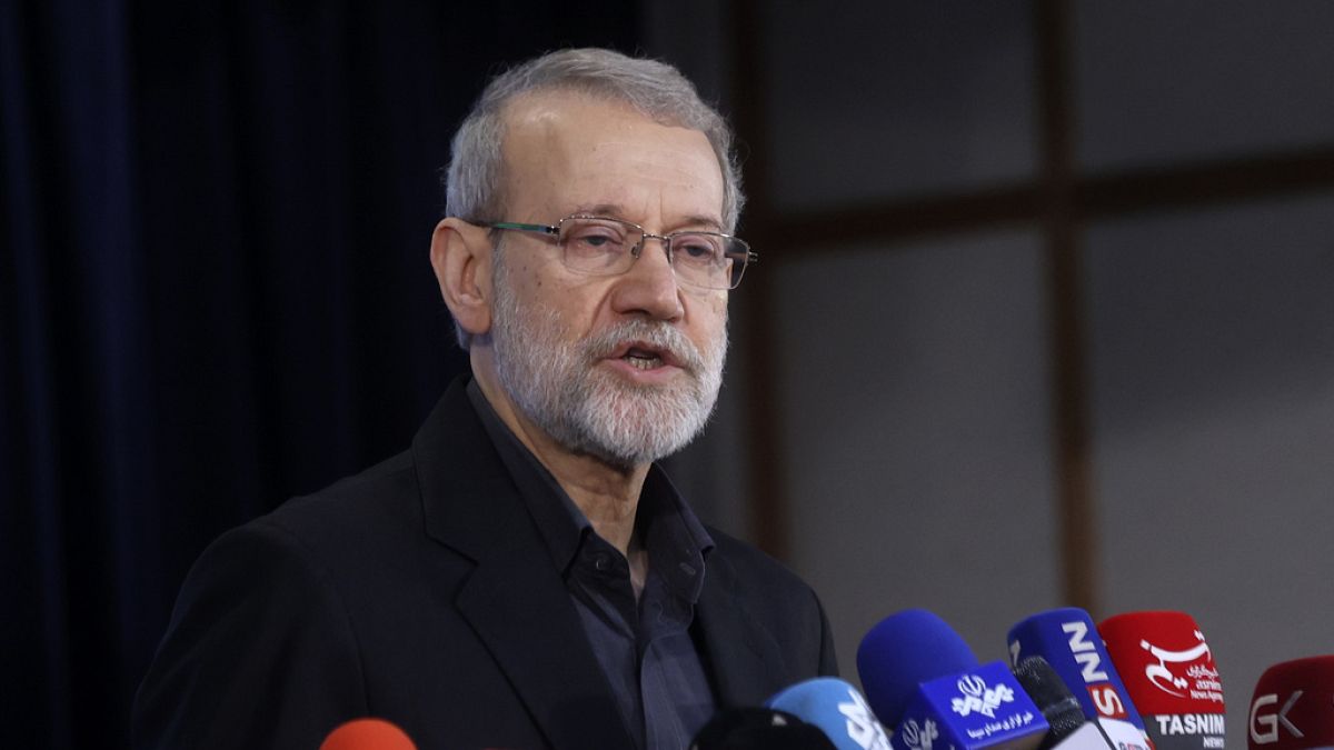 مستشار خامنئي: إسرائيل هدّدت القادة برسائل وأمهلتني 12 ساعة لمغادرة طهرانقال علي لاريجاني، مستشار المرشد الإيراني، إن إسرائيل أرسلت رسائل تهديدية إلى عدد من المسؤولين السياسيين والعسكريين والأمنيين في اليوم الأول من هجومها، كاشفًا أنه تلقى رسالة لمغادرة طهران خلال 12 ساعة.اقرأ المقال كاملا