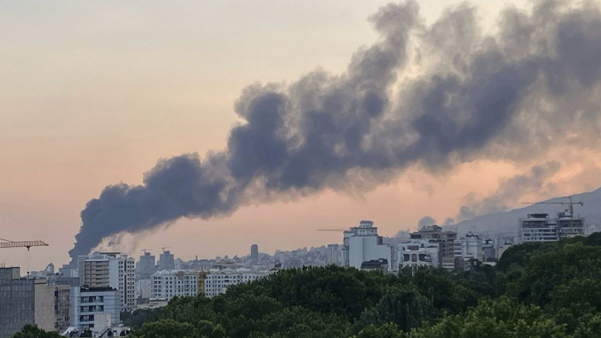 عاجل.
    منطقةٌ فوق بركان: غارات إسرائيلية وصواريخ إيرانية نوعية وأنظار العالم تتجه نحو أمريكاتدخل المواجهة بين إيران وإسرائيل يومها السادس، ومعها تبدو الحلول الدبلوماسية بعيدة المنال. ومع أن السيناريو الأمثل للرئيس دونالد ترامب هو أن تقدم طهران على استسلام غير مشروط وتذهب إلى طاولة المفاوضات، فإن هذا الاحتمال لا يزال ضئيلاً جداً لدولة ترى أنها تصارع من أجل البقاء.اقرأ المقال كاملا