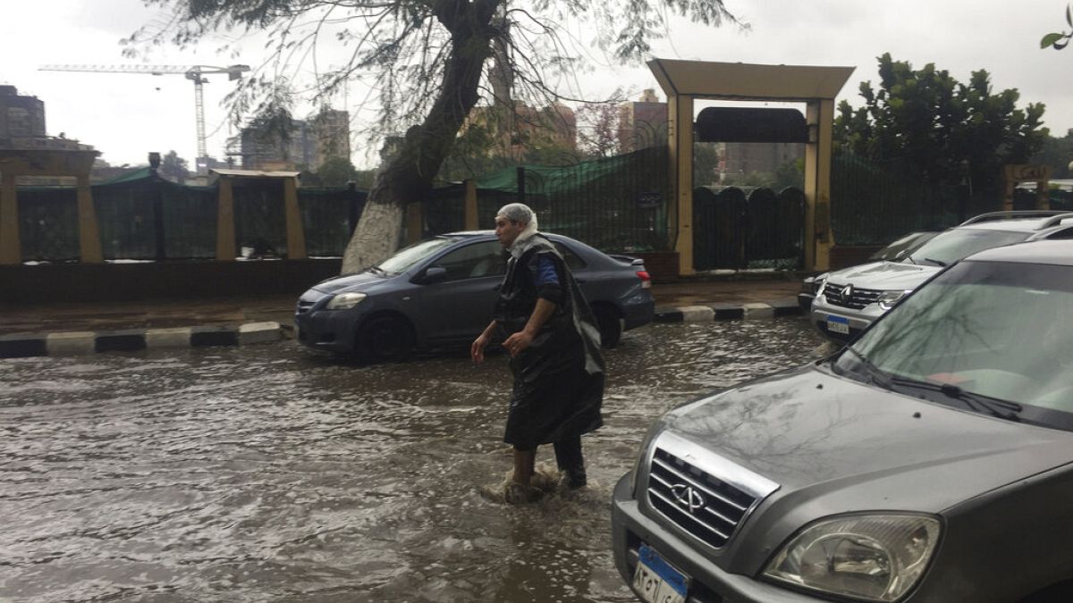 عاصفة غير متوقعة تضرب الإسكندرية: صواعق وأمطار غزيرة تشلّ حركة المدينةفي مشهد استثنائي أرعب السكّان، اجتاحت عاصفة رعدية مباغتة مدينة الإسكندرية، تاركةً خلفها فوضى واسعة النطاق بين أحياء المدينة الساحلية التي وجدت نفسها في قلب اضطراب جوي مع غياب أي إنذار مسبق.اقرأ المقال كاملا
