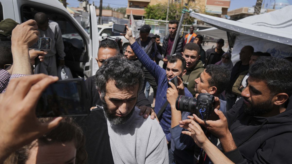 محررون فلسطينيون يتحدثون عن ظروف اعتقالهم داخل السجون الإسرائيليةأفرجت إسرائيل، يوم الأربعاء، عن تسعة أسرى فلسطينيين، بينهم سيدة وطفل، كانوا قد اعتُقلوا خلال الحرب على غزة. وشارك المحررون تفاصيل مؤلمة عن اعتقالهم، تضمنت تعرضهم للضرب والتعذيب الجسدي والنفسي داخل السجون الإسرائيلية.اقرأ المقال كاملا