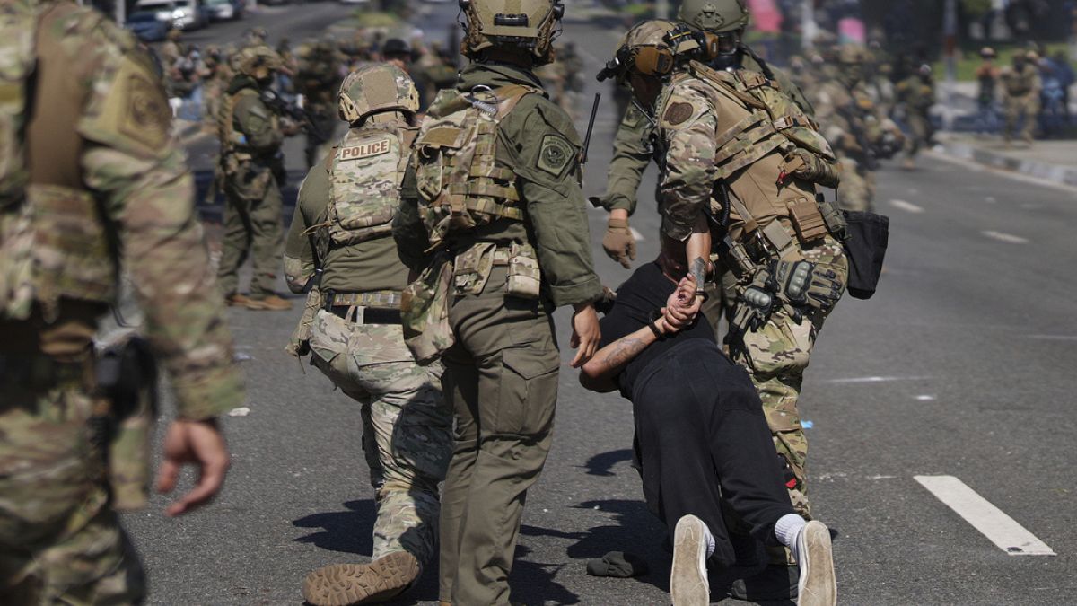 وصول أكثر من 4700 جندي من الحرس الوطني والمارينز إلى كاليفورنيا لقمع الاحتجاجاتوصل 4700 جندي من الحرس الوطني والمارينز إلى كاليفورنيا لمواجهة المظاهرات، مع إمكانية انتشارهم في مدن أخرى واحتجاز الأفراد مؤقتًا.اقرأ المقال كاملا