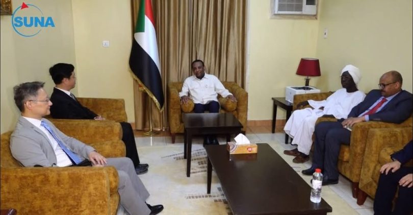 رئيس مجلس الوزراء يبحث مع القائم بالأعمال الصيني أوجه تطوير التعاون الثنائي وترق
