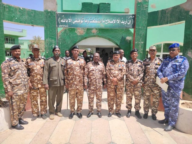 وزير الداخلية يتفقد رئاسة قوات السجون ويؤكد على توفير الــ.ـدعم اللازم للسجون