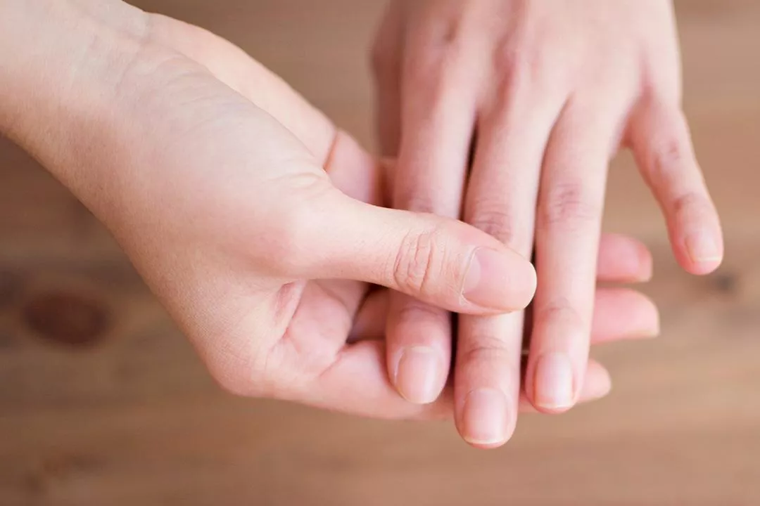 علام تشير الأظافر الزرقاء؟